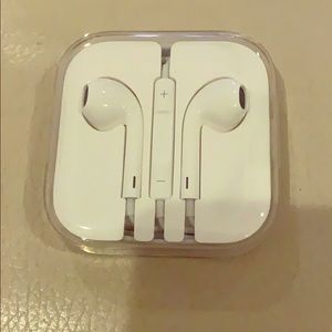 New Apple earphones with jack plug